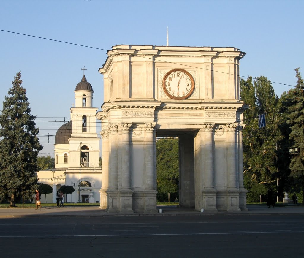 9._Triumphal_arch_Chisinau.jpg